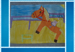 Wycinanka z kolorowego papieru przedstawiająca konia wraz z jeźdźcem. Całość znajduje się na żółtym i niebieskim tle. Pośrodku jest fioletowy płot. Praca zajęła 3 miejsce.